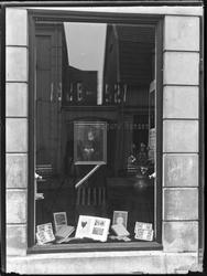 Bokhandel, utstillingsvindu, Sigurd Hansen. Bøker til Henrik