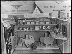 Utstilling, ukjent sted, stand for Solid Fabrikker med utsti