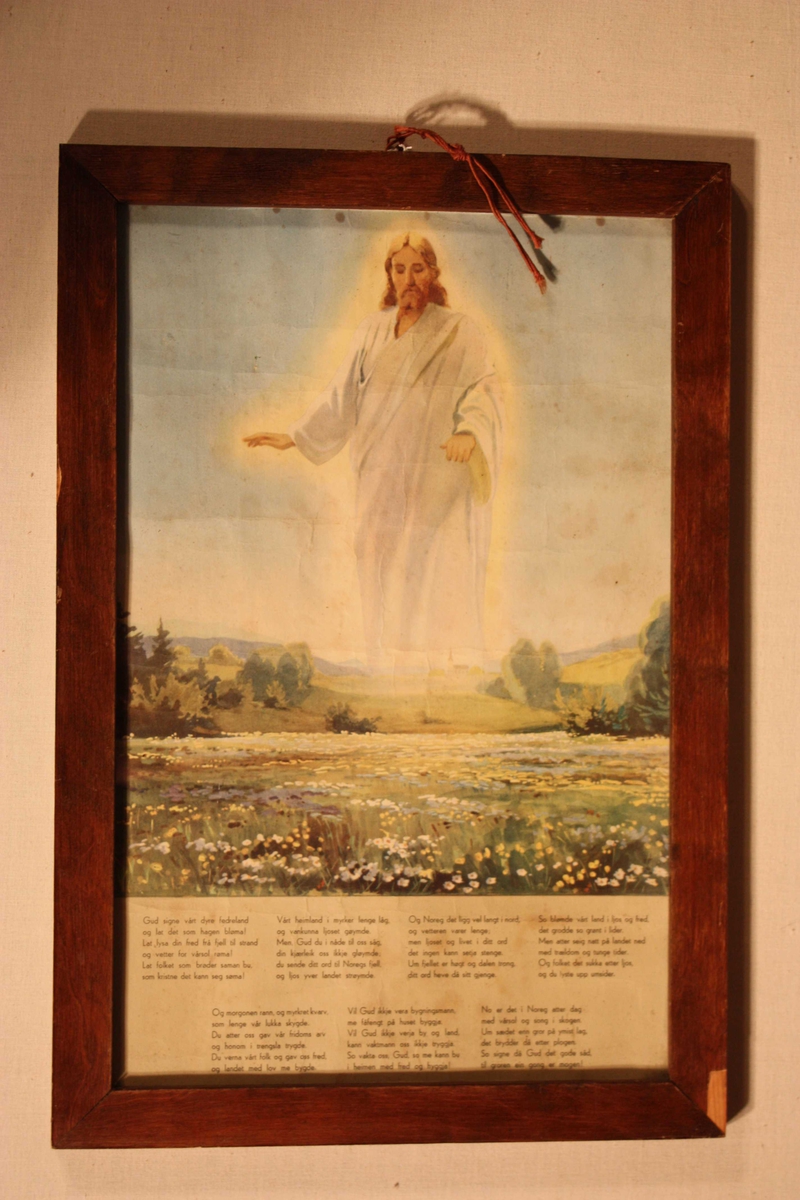 Jesus held sine velsignande hender over eit landskap. Under biletet er skrive fedrelandssongen "Gud signe vårt dyre fedreland", 7 vers.