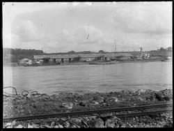 Melløs kai i Sarpsbogr havn, lasteskip og flere sslepebåter.