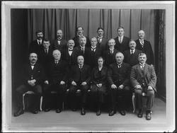 Avfotografert gruppebilde, en person/brystbilde er innmonter