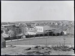 Sarpsborg bryggeri 1942. Kjennshaugveien i bakgrunnen til hø