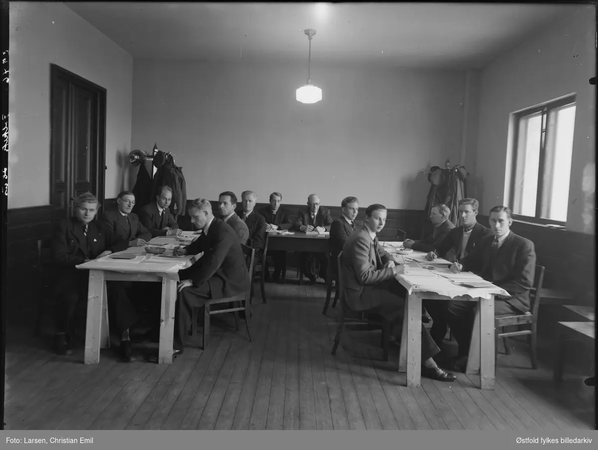 Møte i Folkets Hus i Sarpsborg 1946. NAvn på personer er ukjent.