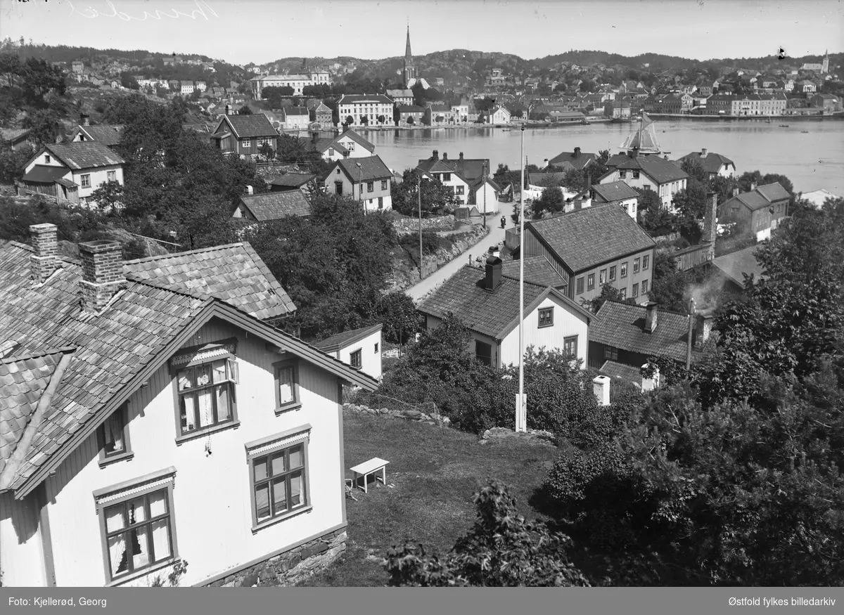 Parti fra Arendal  fotgrafert 1910. Kolbjørnsvik, Hisøy med Arendal sentrum i bakgrunnen.
