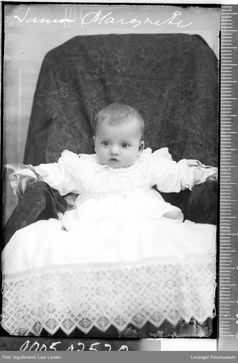 Portrett av et spedbarn i dåpskjole.