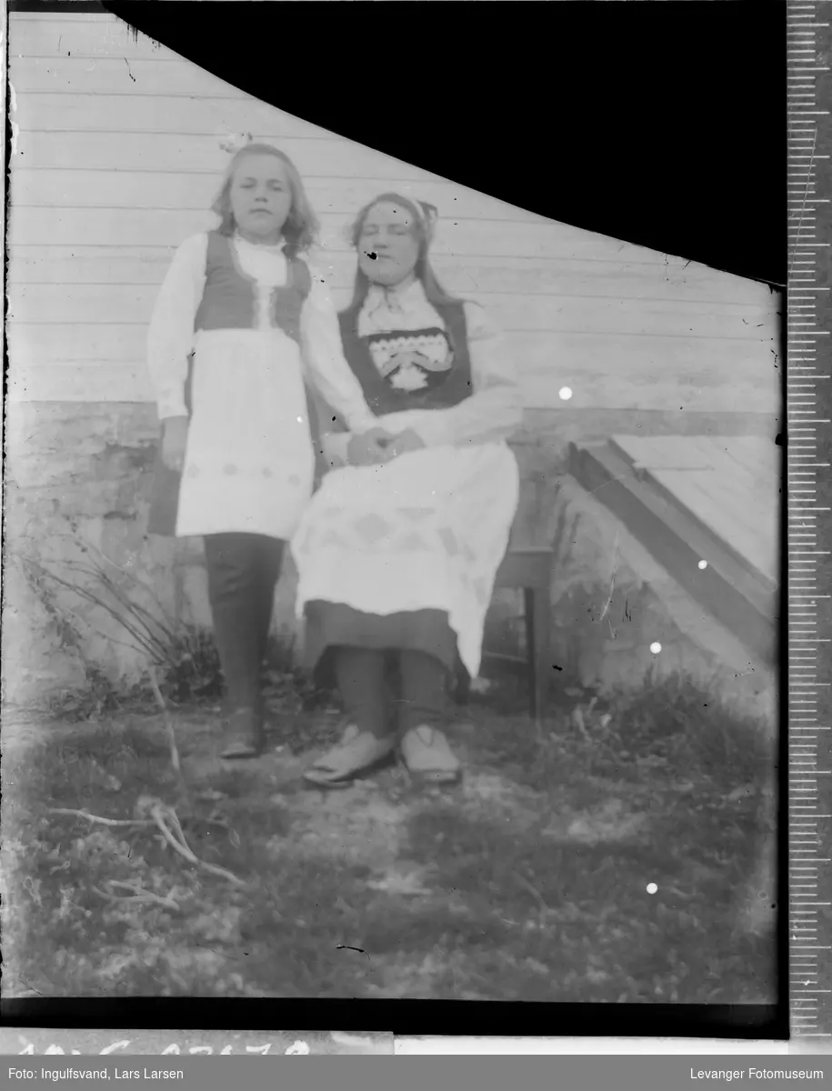 Portrett av en kvinne og en jente kledd i bunader.