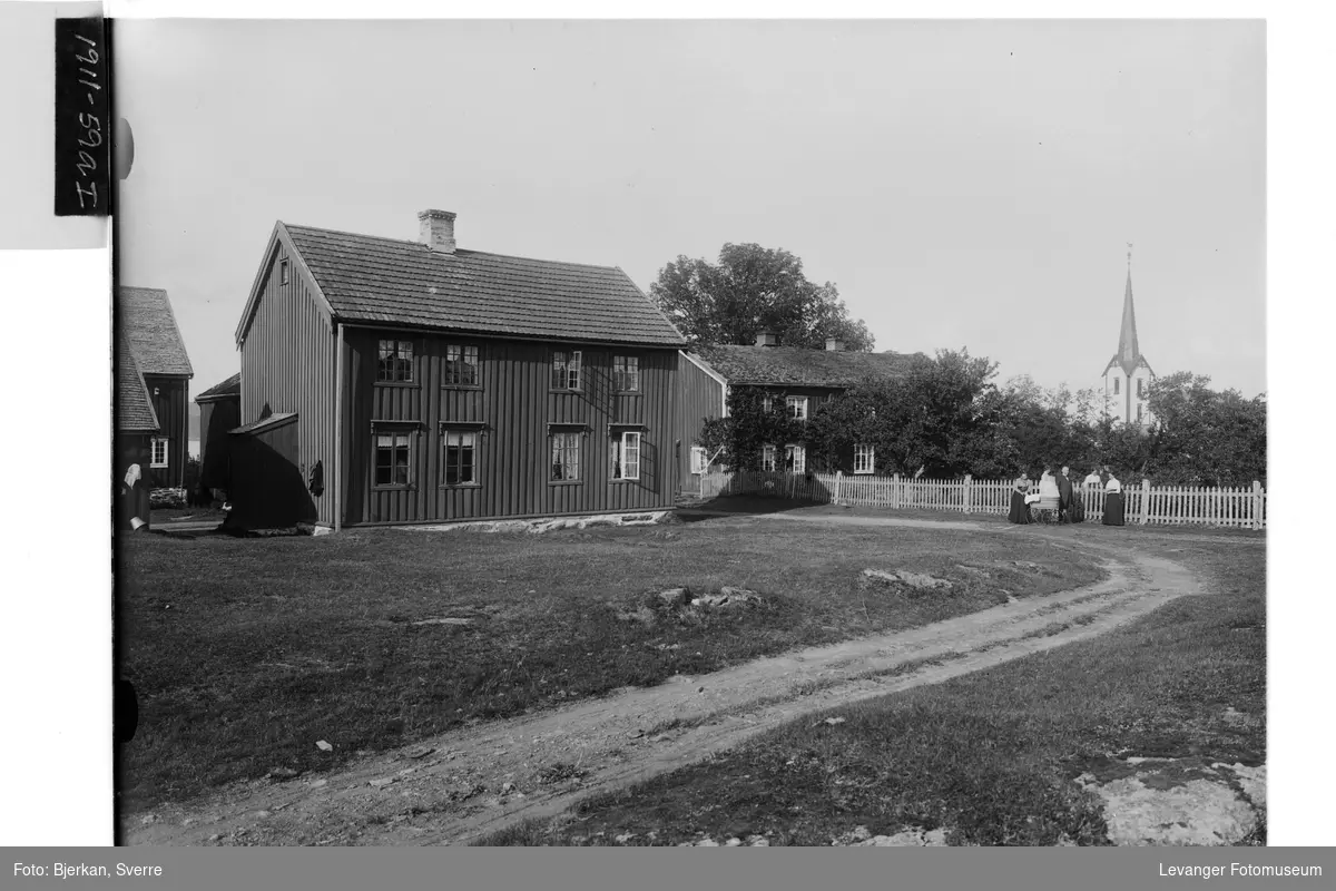 Ytterøens Prestegård Med Sogneprest Lassen Og Hans Familie Levanger Fotomuseum Digitaltmuseum 