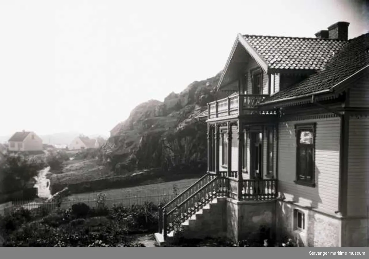 Fronten av Lauritz og Inga Haalands villa i Ydstebøhavn på Kvitsøy. Ekteparet flyttet inn i villaen i 1889 (jmf. Statsarkivet). 