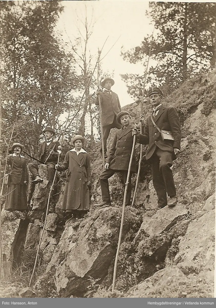 En grupp ungdommar på ett berg i skogen. 

Fröderyds Hembygdsförening