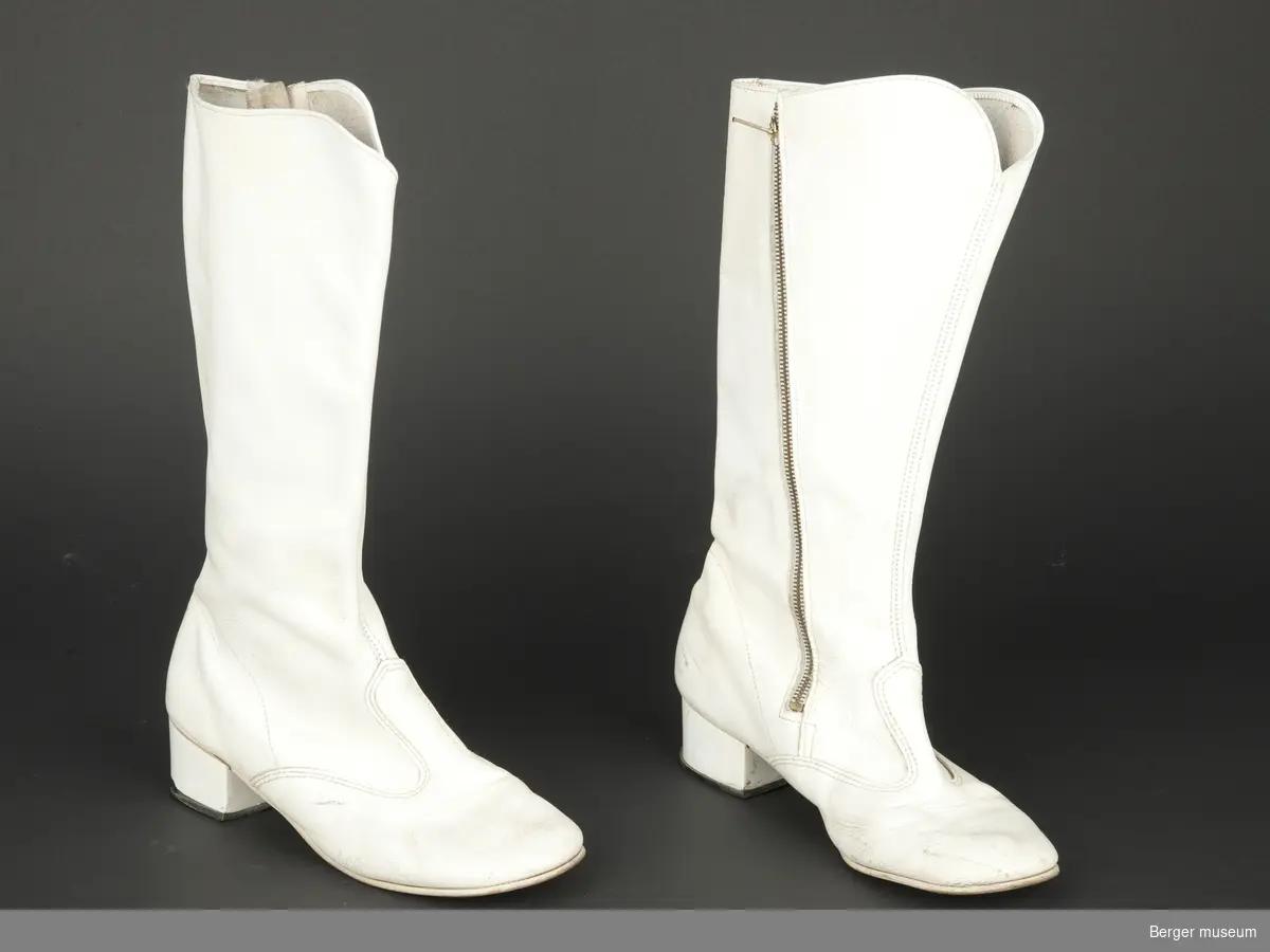 Høye hvite damestøvler med glidelås.