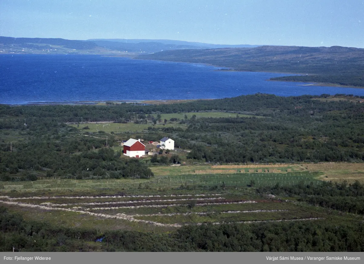 Flyfoto av Vuonnabahta / Varangerbotn i Unjárgga gielda / Nesseby kommune, 1963.