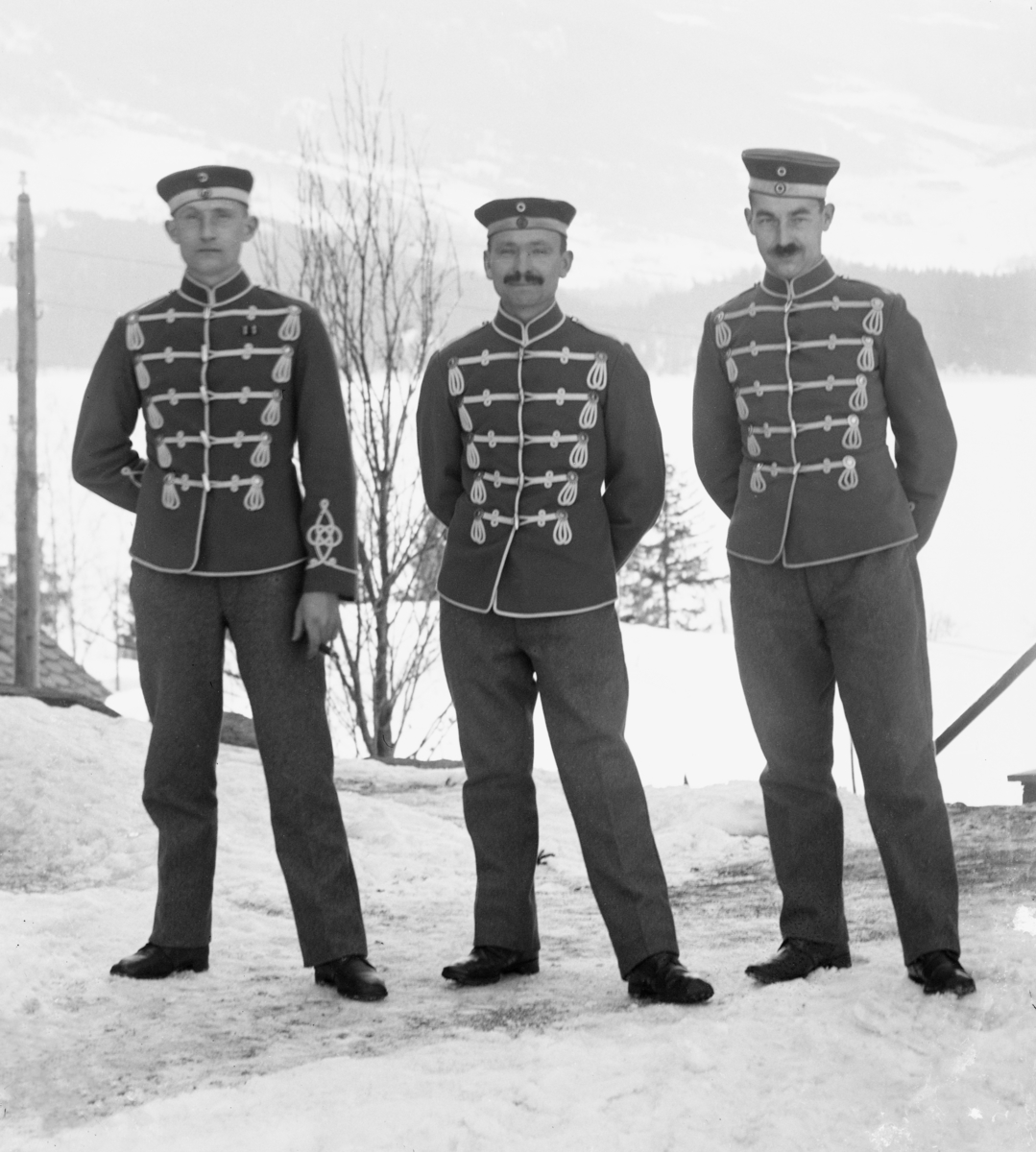 Tre tyske soldater stående i snø