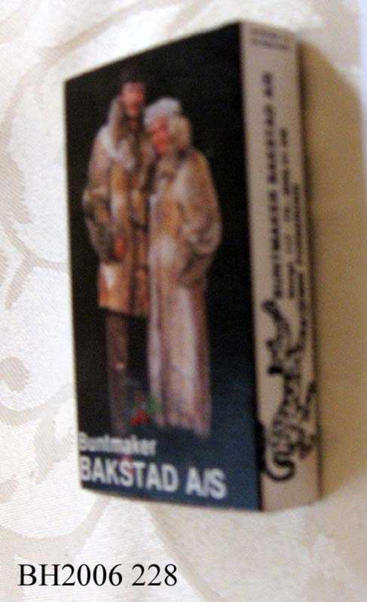 Foto av en mann og en kvinne kledd i pels