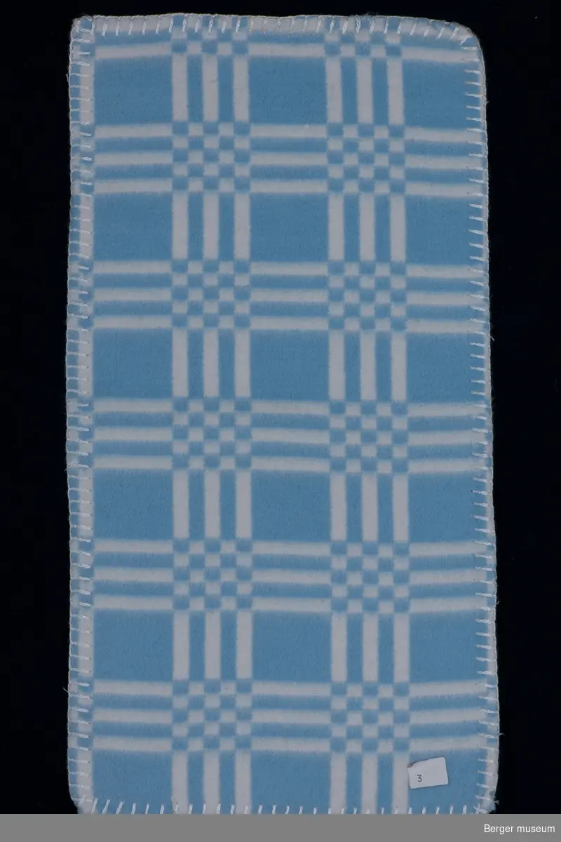 Flanellsteppe. Barnepledd
1 prøve
Stripete med sjakkrutet mønster der stripene møtes.
Dette mønsteret fantes antagelig også i gul og hvit i tillegg til rosa og hvit.