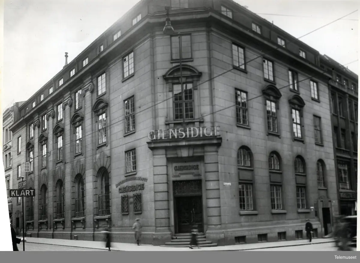 Gjensidigegården, Karl Johans gate 12. IBMs første kontor i Oslo fra 1935,  i femte etasje mot Kongensgate.  3.7  IBM - Bygg og eiendomsavdeling