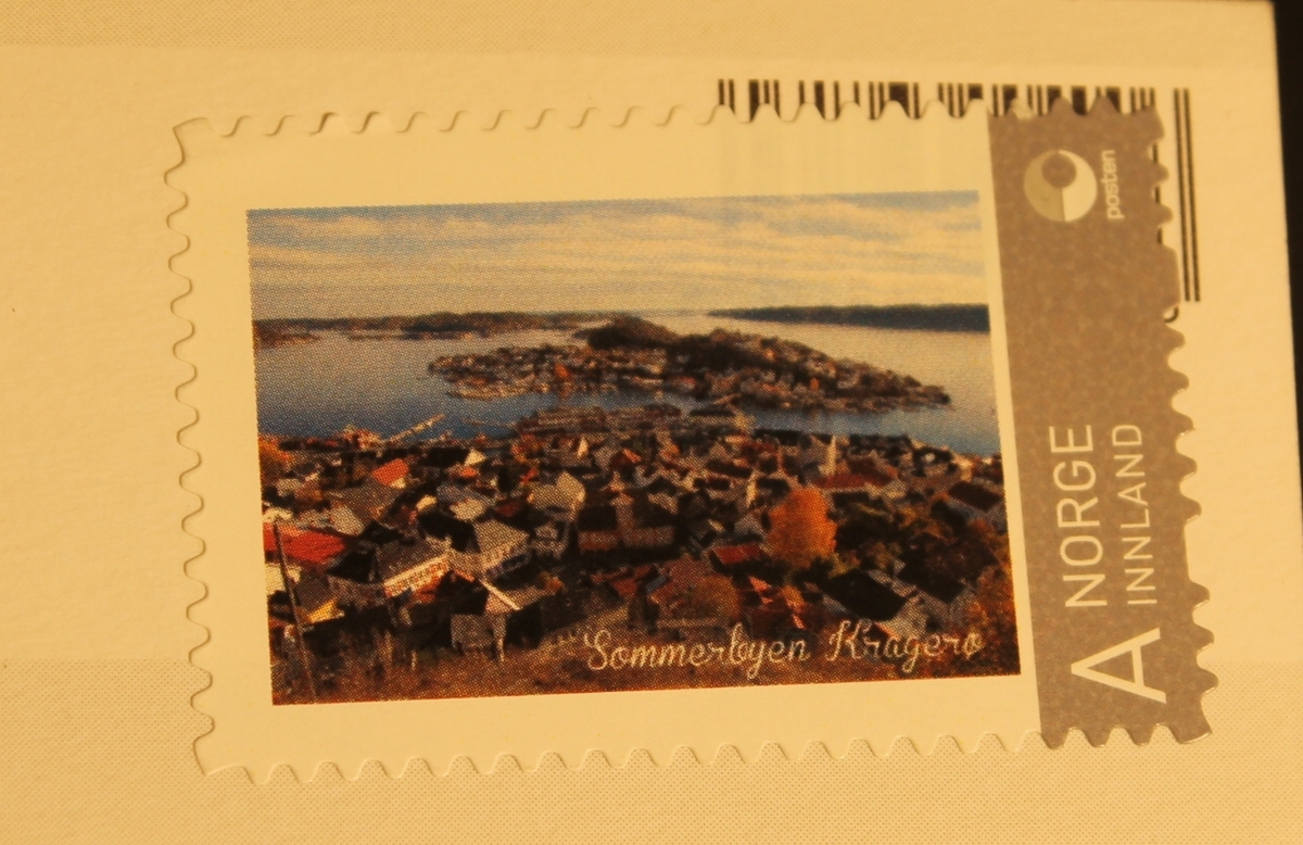 Frimerke viser Kragerø by sett fra Steinmann. Kortet har motiv fra Gunnarsholmen mot Blindtarmen.