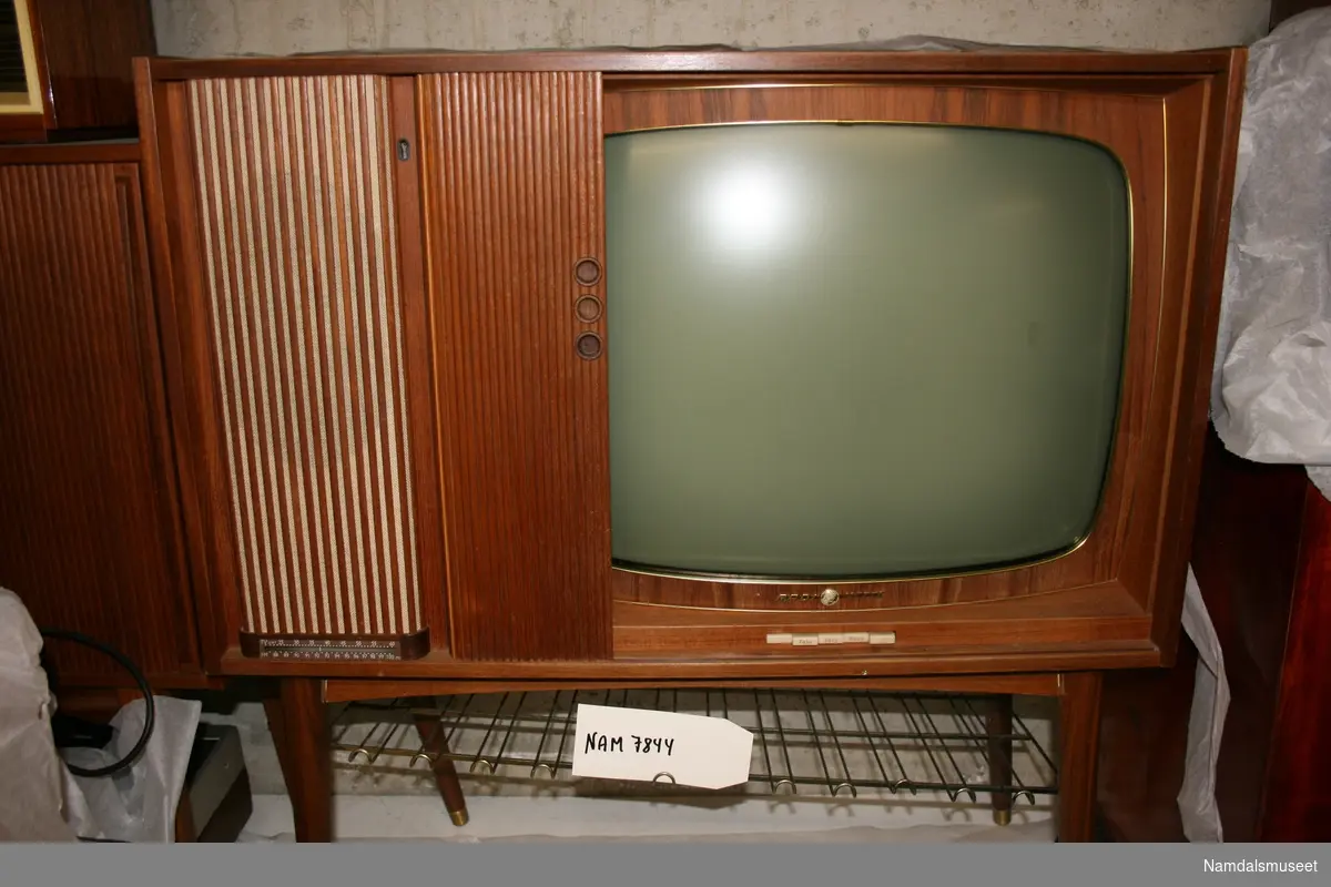 Kabinett med både et svarthvitt fjernsyn og radio