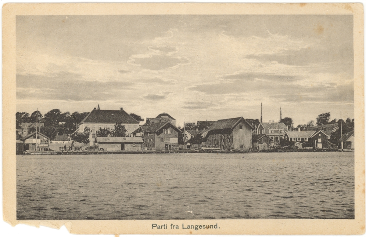 Langesund sentrum sett fra Sundet. Vi ser bl.a. Gml. rådhus og Cudrios sjøbod.