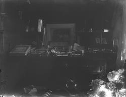 Interiør - kontor?/atelier? - mange gjenstander