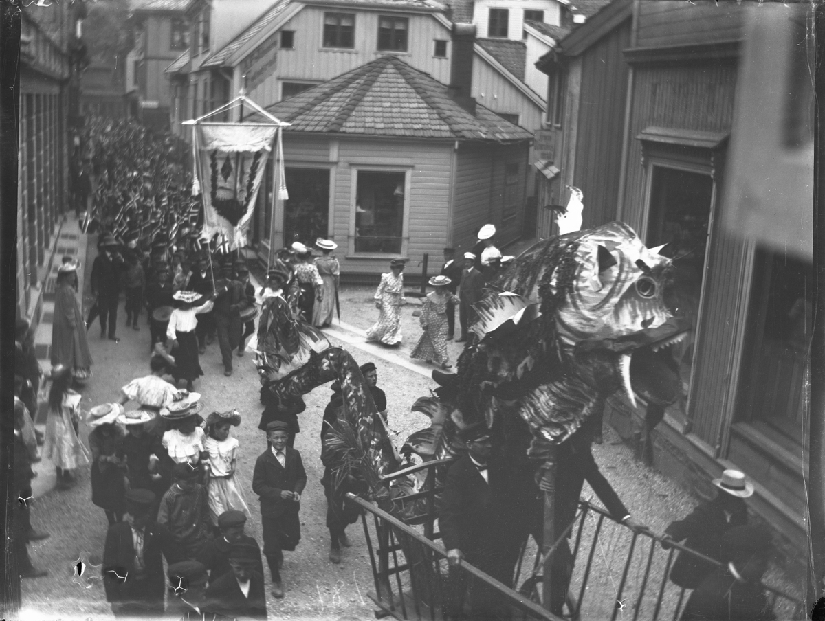 Opptog i Kragrøs gater Barnehjelpsdagen 1906 (?)