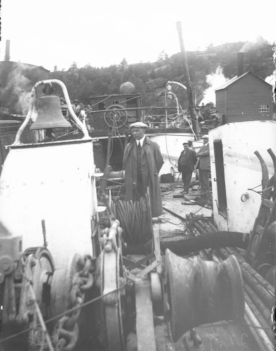 Folk på dekk på havarert/hevet båt"Christiania" 22/7-1926. Skjørsvik, Kragerø