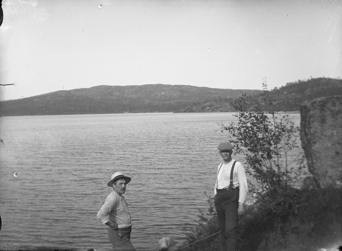 To gutter ved vannkanten ved Måvann, Tørdal