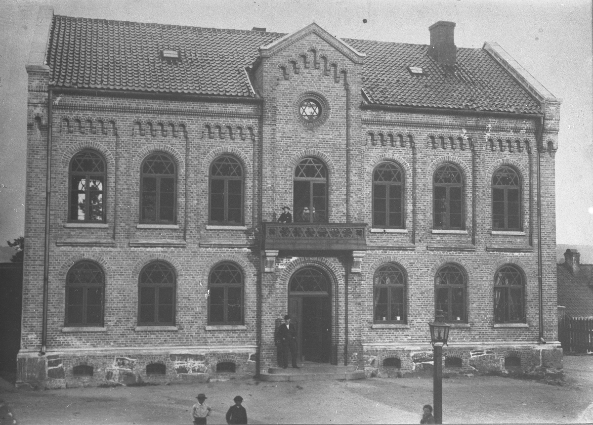 Gamle Rådhuset og fengselet før brannen i 1886.