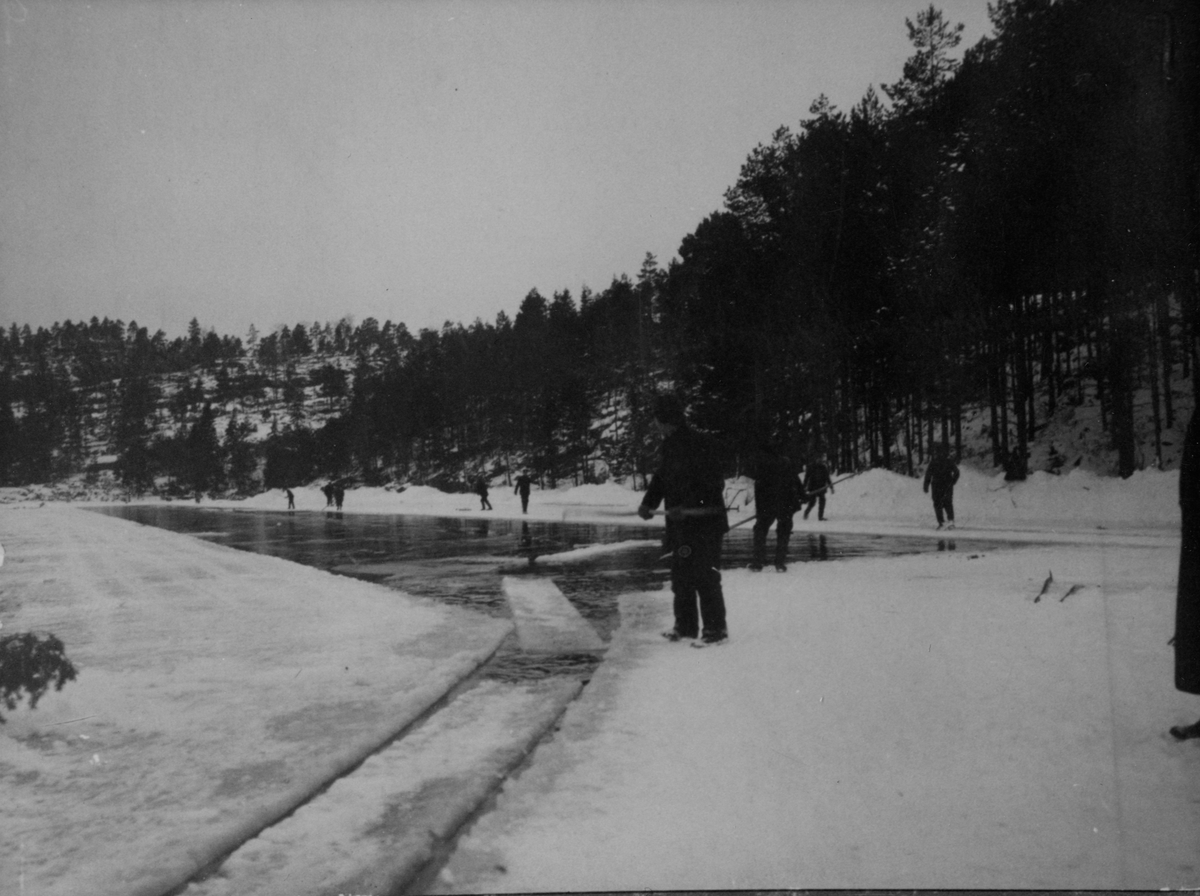 Menn i arbeid på Bjelkevik isbruk, januar 1911.
Florene er skåret fri og fløtes videre.