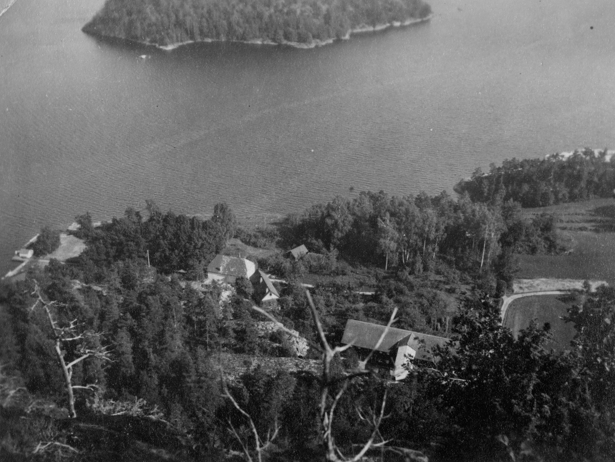 Utsikt fra Frøvikheia over Frøvik gård, Sannidal.  1920-tallet.