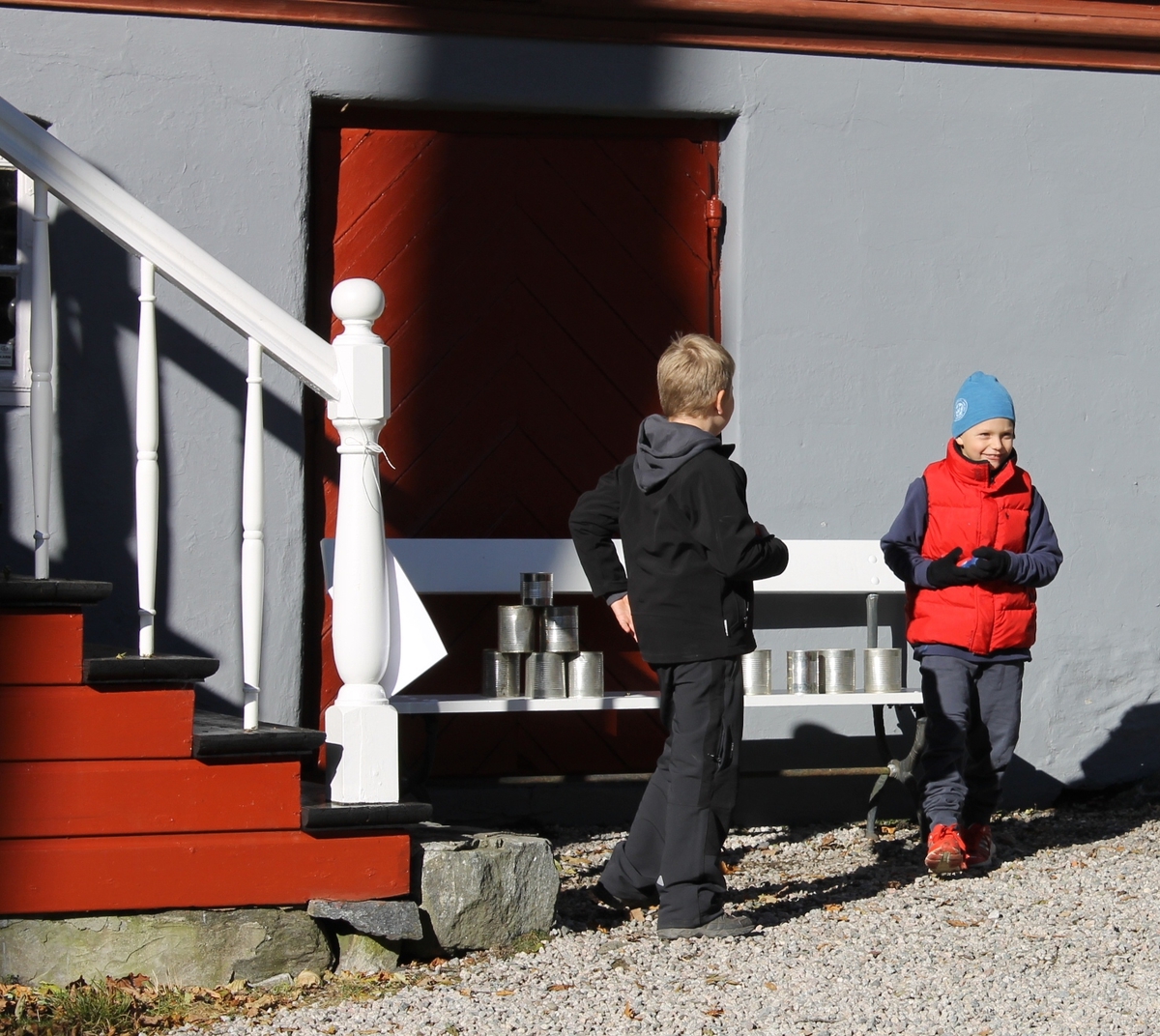 Aktivitetsdag for barn på Berg-Kragerø Museum 10.10.2012.  I år ble det natursti, maling, laging av papirfly, styltegåing, hesteskokasting, "slå-boksen-ned" og ridning med trehest. Alle fikk pølser og Berg-Museums venner stiller opp.