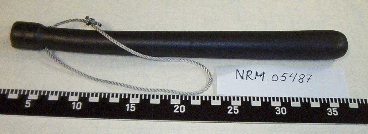Sort gummikølle med grå reim

Fotonummer NRM.05487 brukt til registreringen av alle sorte fengselskøller NRM.05487 - NRM.05499