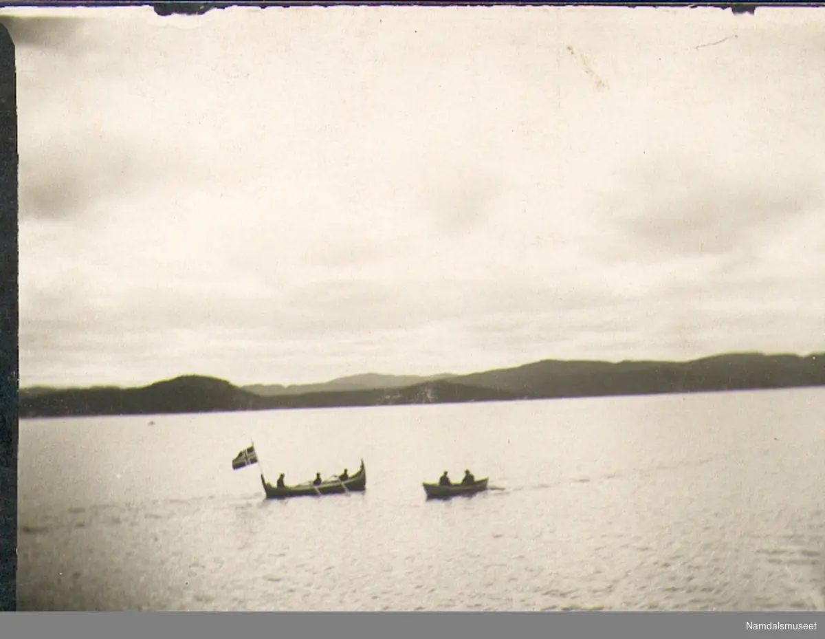 Sannsynligvis i forbindelse med Kongebesøket 1907. Utløpet av Namsen (?) To båter, den ene med flagg i bakstavnen.