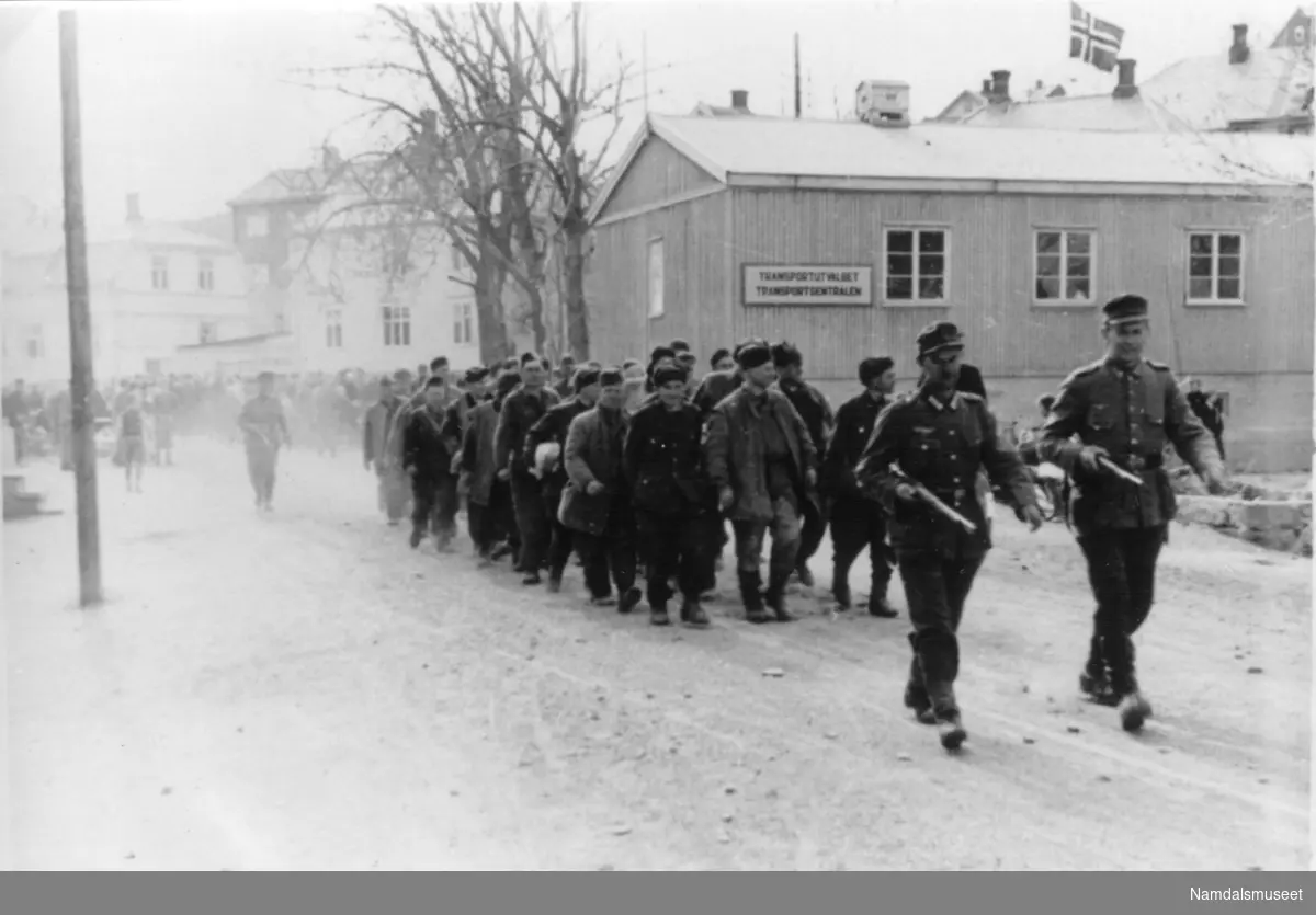 Namsos. Russernes siste dag i fangenskap med tyske soldater foran og bak. (Ved Snippen?)