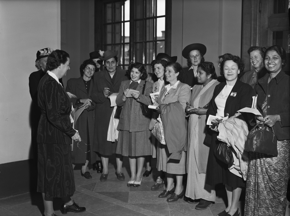 "Kvinnor från Orienten på lyckat upsalabesök" - bibliotekarie Gurli Taube berättar om Carolina Redivivas historia och bokskatter, Uppsala universitetsbibliotek, september 1948