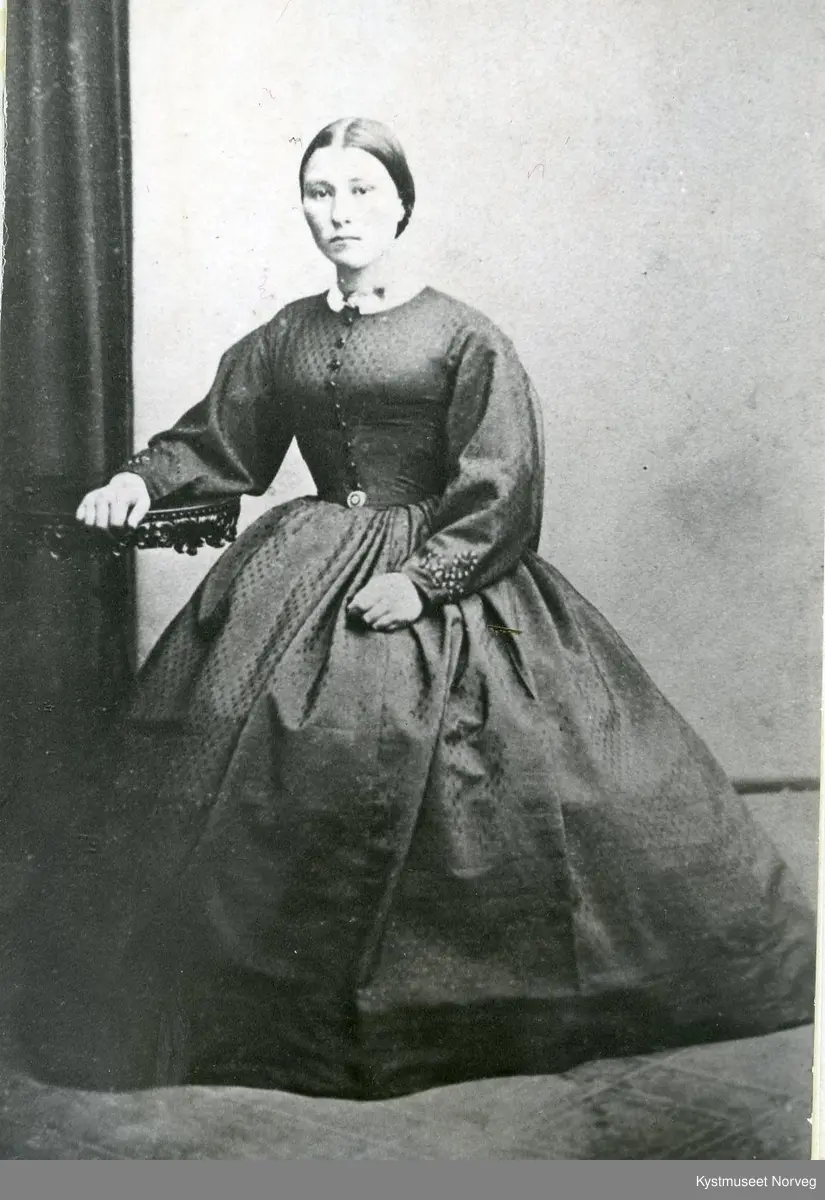 Rørvik, tjenestejente fra Berggården i findrakt