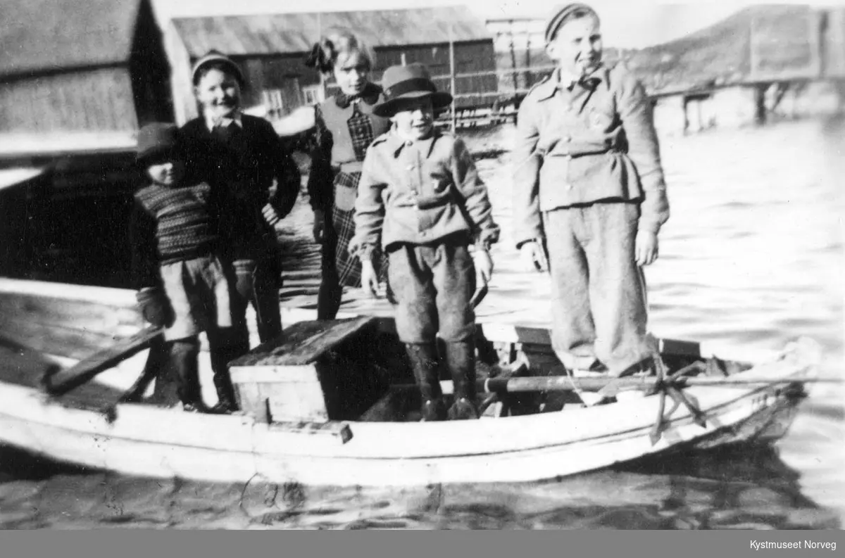 Fra venstre: Reidar Einvik, Tore Kværnø, Helen Kværnø, Harald Einvik og Bjørnar Einvik på båttur i Einvika, Flatanger