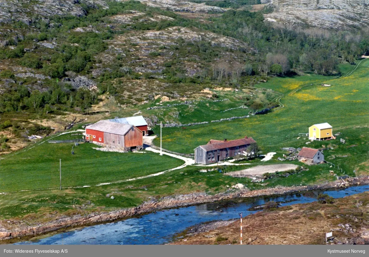 Flyfoto fra gården på Kvalfjord i Vikna kommune