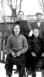 Foran fra venstre: Magnhild og Reidun Albertsen. Bak fra ven