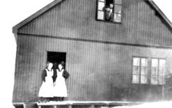 Ukjente kokker og arbeidskarer i ei brakke ved veianlegg på 