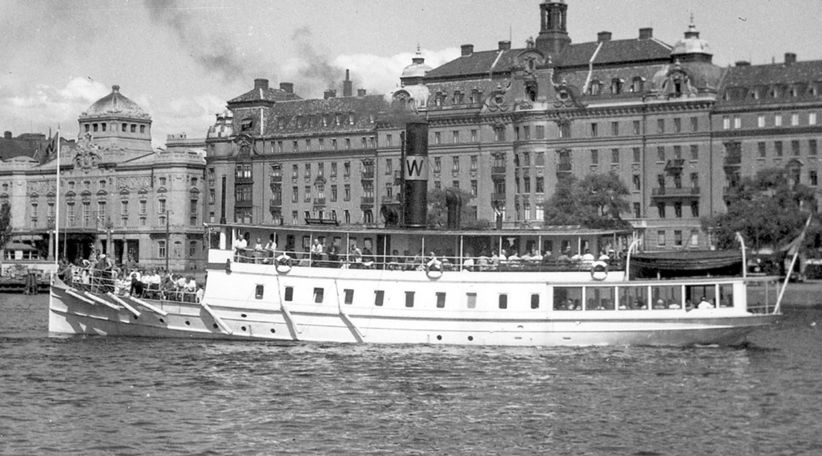 Skärgårdsångaren TOR IV backar ut från Norra Blasieholmskajen, Stockholm.