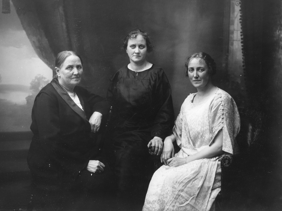 Martha Alme med mor og søster