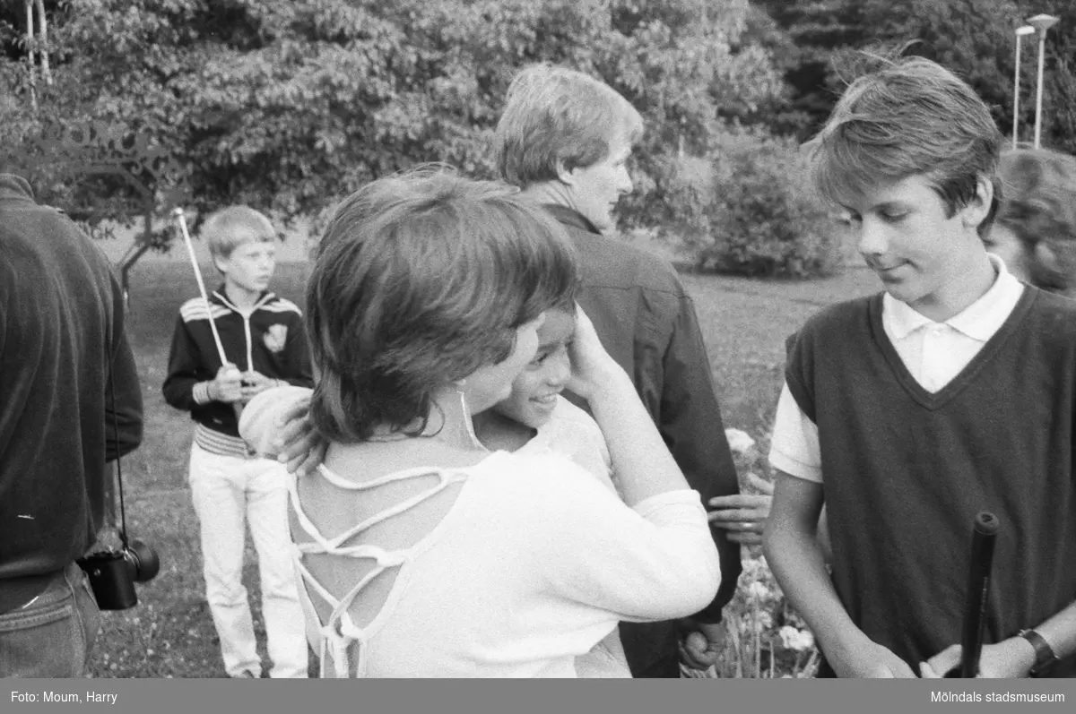 Tyska och svenska ungdomar bekantar sig med varandra vid Torrekulla turiststation i Kållered, år 1984.

För mer information om bilden se under tilläggsinformation.