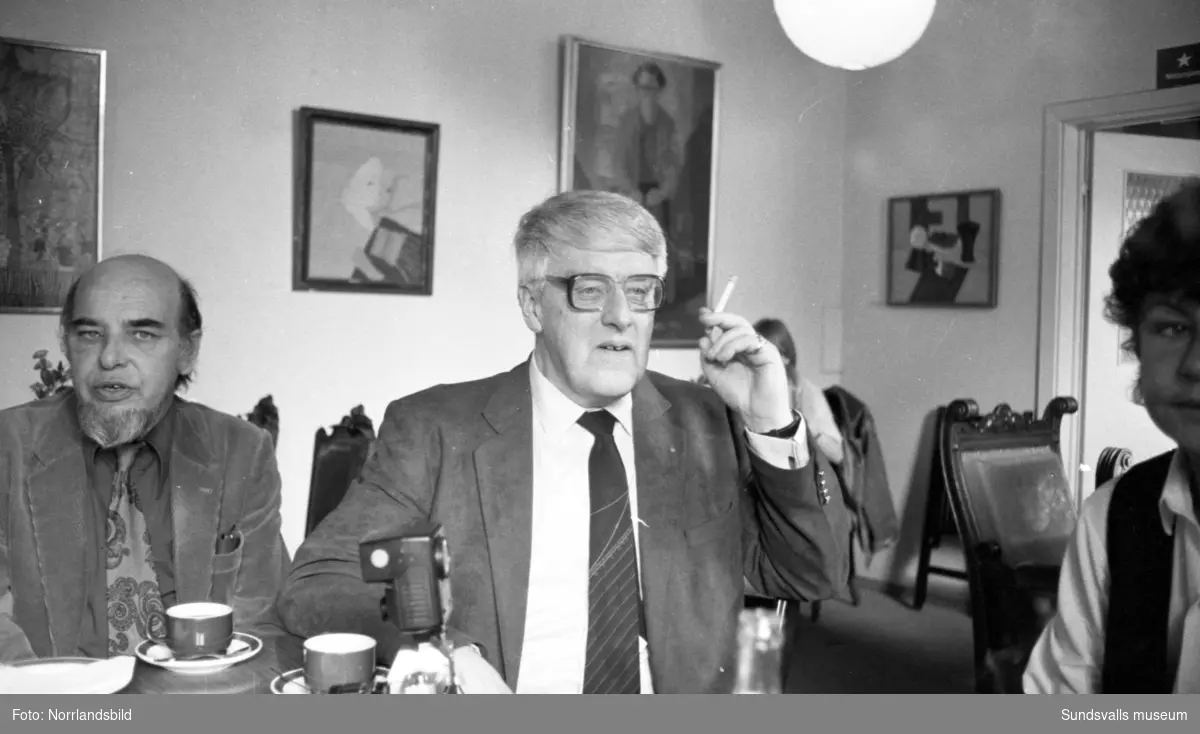 Invigning av utställningen "Tryckort Sundsvall" - en utställning om tryckerihistoria i Sundsvall arrangerad av Sundsvalls museum och Sundsvalls grafiska klubb, 7/5-28/8 1983. Det tryckta ordet 500 år. De tre sista bilderna visar en skärmutställning på postkontoret.