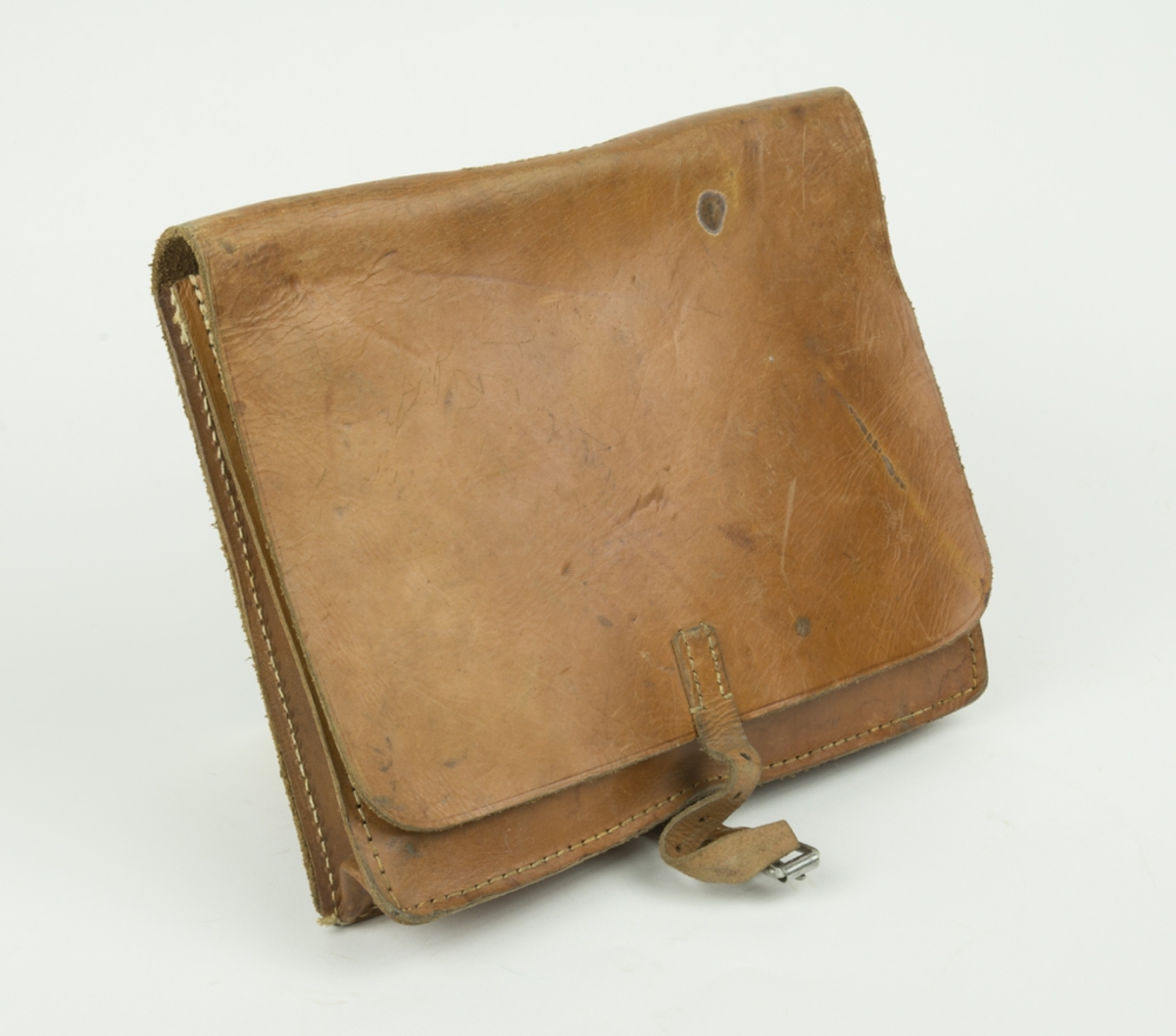 Väska för trådsignalpersonal. Läderväska med axelrem. Läderväskan innehåller Burk med spikmärlor, eltape, plattång med läderband, skruvmejsel mm.