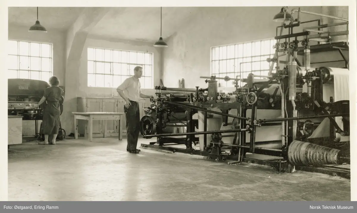 Reidar Johansen ved papirmaskinen i embalagefabrikken ved Gullaug Sprængstoffabriker Lier i 1937
