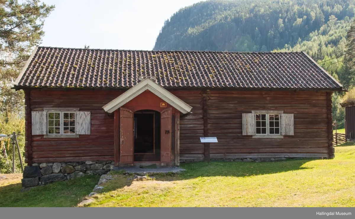 Kolsrudstugu, Flå
Bygd ca.1801
Stor hallingstue 
Rikt innbo
Rosemalt av bl.a. Embrik Bæra (1832) og Knut Luraas (1831)

Built about 1800
A large dwelling house 
Decorated interior
Painted with floral pattern by Embrik Bæra (1832) and Knut Luraas (1831)

Errichtet um 1800
Ein großes Wohnhaus 
Viele Einrichtungsgegenstände
Mit Rosen bemalt von Embrik Bæra (1832) und Knut Luraas (1831)