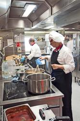 Anne Kristine Lauvvik rører i grytene sammen med kokk Svein 