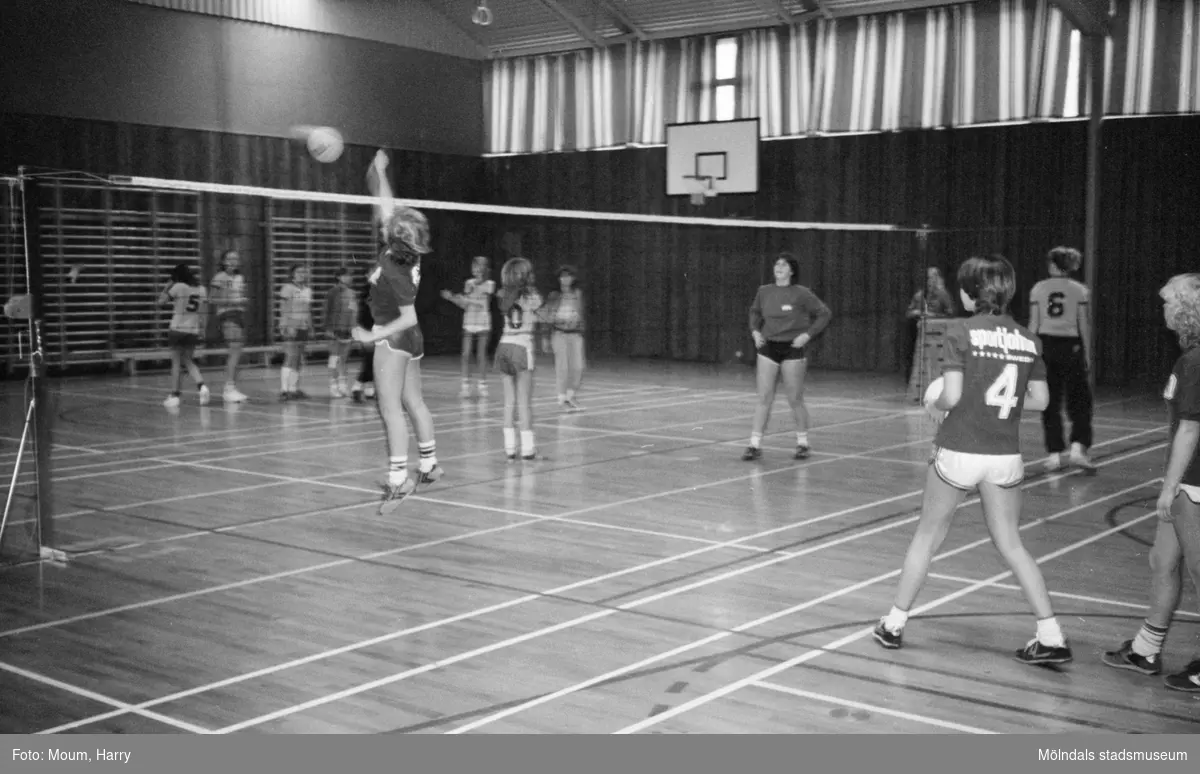 Mölndals Volleybollklubbs flickor B spelar match, år 1983.

För mer information om bilden se under tilläggsinformation.