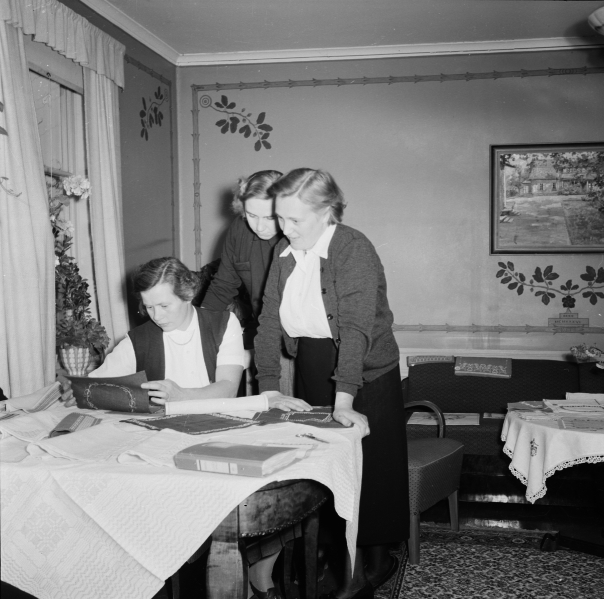Margit Eriksson och Sigrid Thunberg, Väntbrunna, Balingsta socken, Uppland 1953