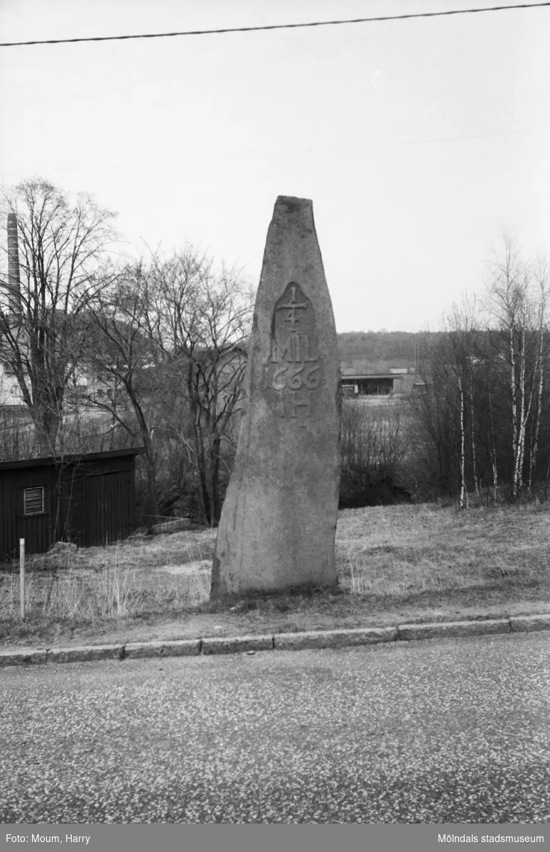 Lindome Hembygdsgille anordnar sockenvandring i Lindome, år 1983. Brostenen vid Östra Lindomevägen.

För mer information om bilden se under tilläggsinformation.